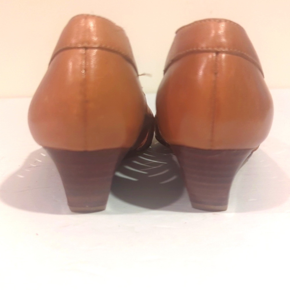 NWOT Bass Tan Leather Wedge Slip-on Pump - Picture 5 of 12